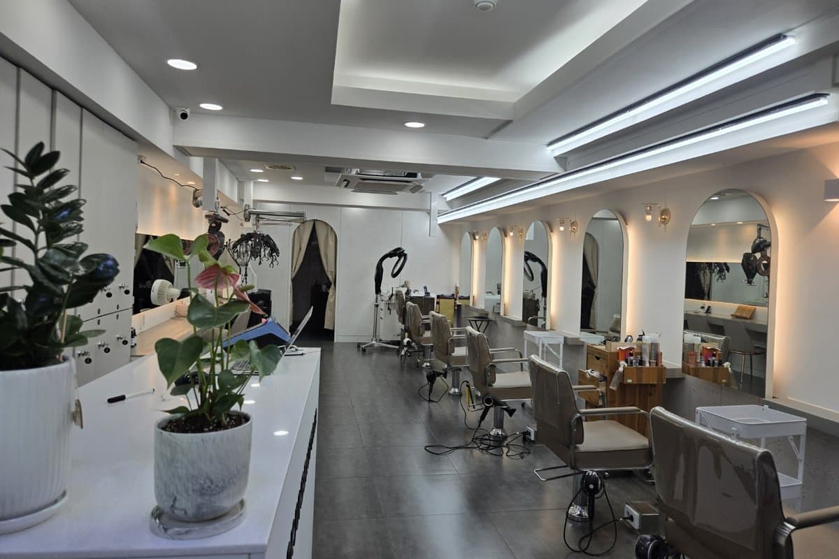 Parkjun Beauty Lab 聖水店內拱形鏡子一字排開的服務區
